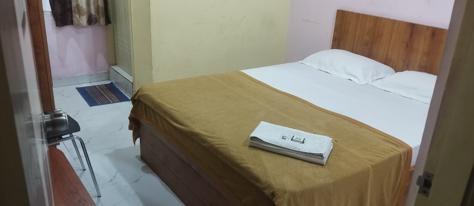 Economy bedroom Comforts Hotel